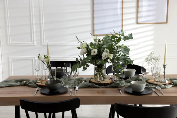 设有精美餐具和室内装饰的节日餐桌 — 图库照片