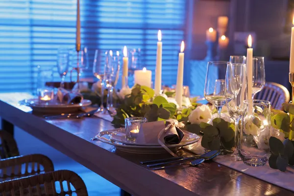 Festliche Tischdekoration Mit Schönem Geschirr Und Dekor Drinnen — Stockfoto