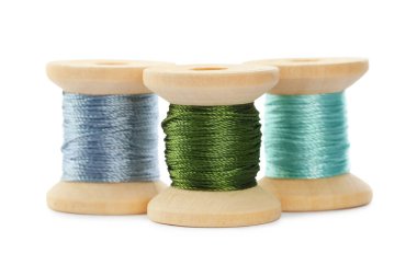 Beyaz arkaplanda farklı renkli dikiş iplikleri