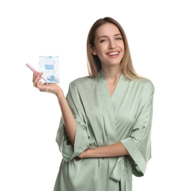 Tek kullanımlık pedi ve beyaz arka planda tamponu olan mutlu genç bir kadın.