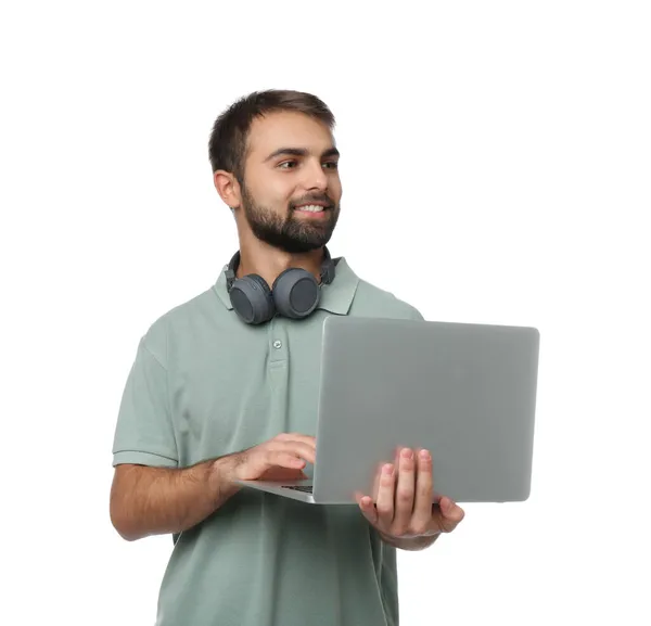 Estudante Com Fones Ouvido Usando Laptop Fundo Branco — Fotografia de Stock