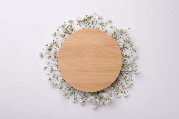 Pusta Drewniana Deska Pięknymi Cygańskimi Kwiatami Białym Tle Widok Góry — Zdjęcie stockowe