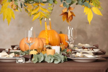 Odadaki güzel sonbahar yeri dekorasyonu ve dekorasyonu.