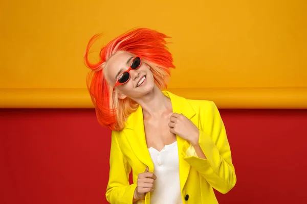 Bella Giovane Donna Con Capelli Tinti Brillanti Scuotendo Testa Sfondo — Foto Stock