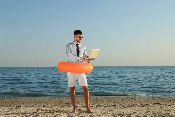 Hombre Feliz Con Anillo Inflable Portátil Cerca Del Mar Playa — Foto de Stock