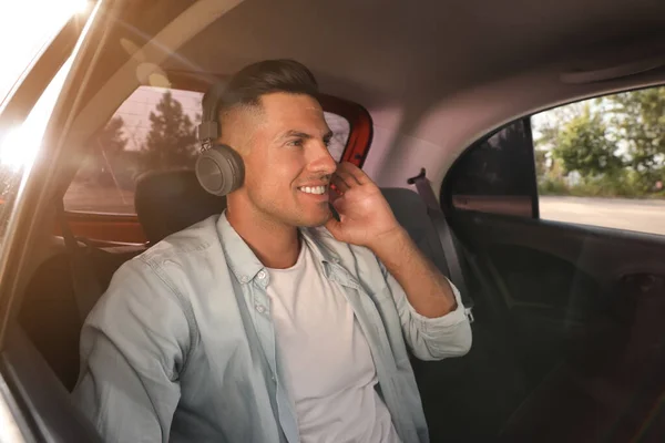 Man Die Naar Muziek Luistert Een Moderne Taxi — Stockfoto