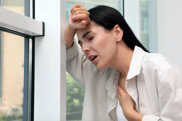 Junge Frau Leidet Unter Atemproblemen Fensternähe — Stockfoto