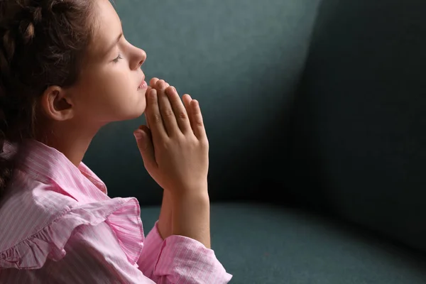 Χαριτωμένο Κοριτσάκι Χέρια Ενωμένα Προσεύχεται Χώρος Για Κείμενο — Φωτογραφία Αρχείου