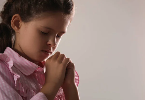 귀여운 소녀가 양손을 배경에서 기도를 원문을 — 스톡 사진
