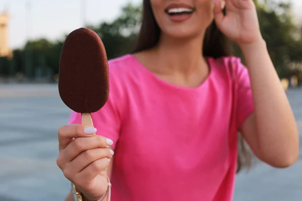 Giovane Donna Che Tiene Gelato Glassato Cioccolato Sulla Strada Della — Foto Stock