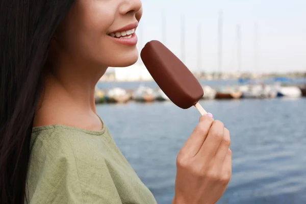 Mujer Joven Comiendo Helado Glaseado Chocolate Cerca Del Río Primer — Foto de Stock
