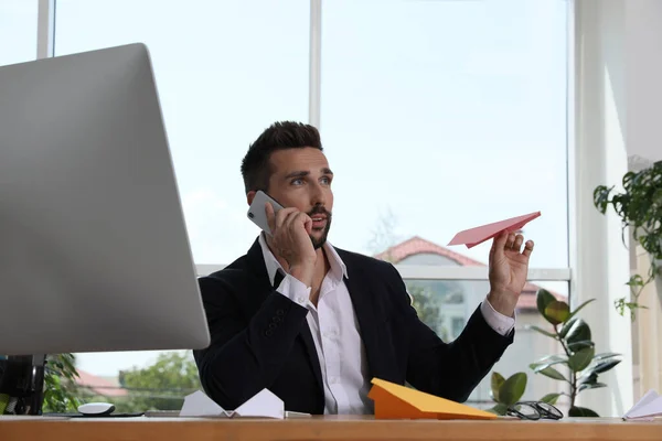 Schöner Geschäftsmann Spielt Mit Papierflieger Während Schreibtisch Büro Mit Dem — Stockfoto