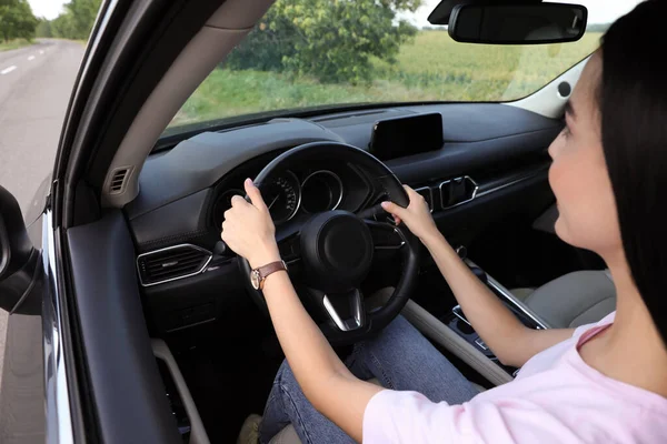 Młoda Kobieta Prowadzi Swój Nowoczesny Samochód Zbliżenie — Zdjęcie stockowe