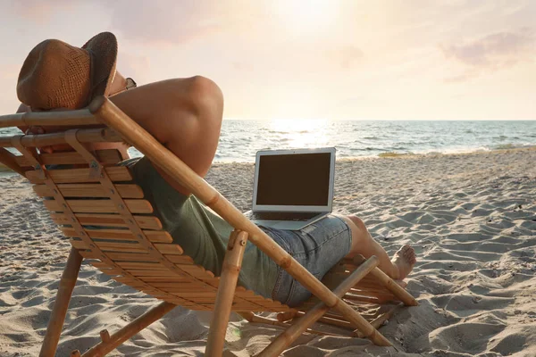 Hombre Con Portátil Relajante Tumbona Playa — Foto de Stock