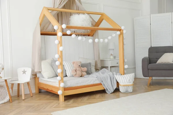 Stijlvolle Kamer Voor Kind Met Een Eigen Bed Interieur Ontwerp — Stockfoto