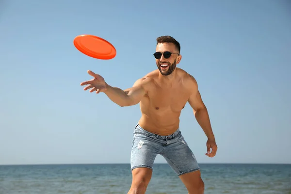 Ευτυχής Άνθρωπος Ρίχνουν Ιπτάμενο Δίσκο Στην Παραλία Την Ηλιόλουστη Μέρα — Φωτογραφία Αρχείου