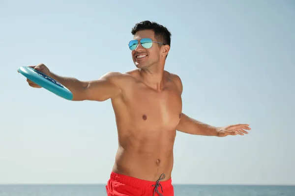 Glücklicher Mann Wirft Fliegende Scheibe Strand Sonnigem Tag — Stockfoto