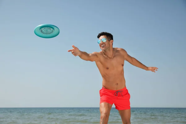 Pria Bahagia Melemparkan Disk Terbang Pantai Pada Hari Yang Cerah — Stok Foto