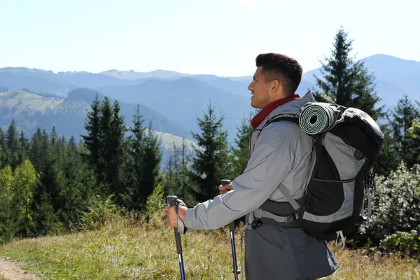 带背包和远足杆的游客 欣赏山水风光 — 图库照片