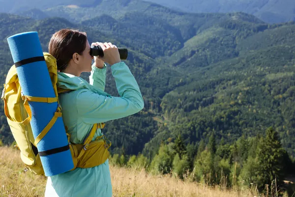 Touristique Avec Équipement Randonnée Travers Les Jumelles Montagne — Photo