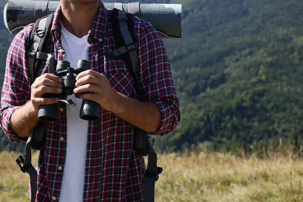 Turista Con Attrezzatura Escursionistica Binocolo Montagna Primo Piano — Foto Stock