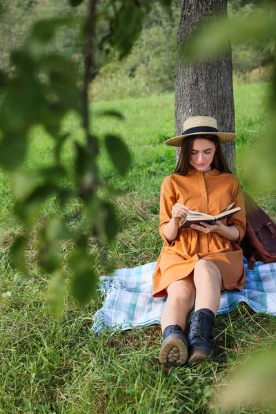 Giovane Donna Che Legge Libro Sotto Albero Sul Prato — Foto Stock