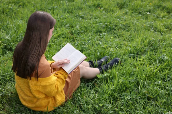 Giovane Donna Lettura Libro Erba Verde — Foto Stock