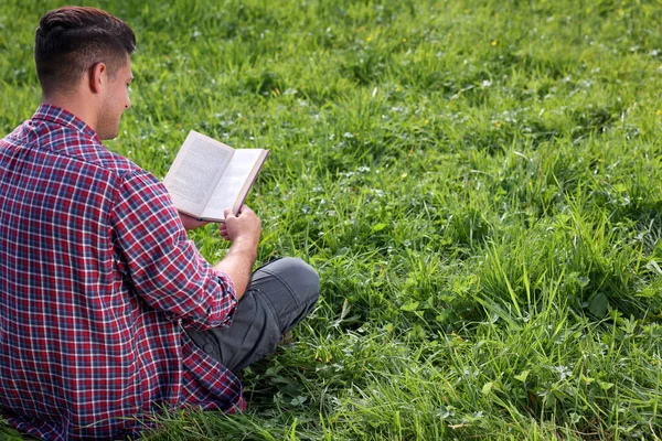 Uomo Lettura Libro Erba Verde Vista Posteriore — Foto Stock