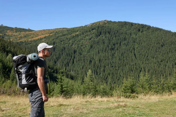 Man Met Rugzak Slaapmat Bergen Ruimte Voor Tekst — Stockfoto