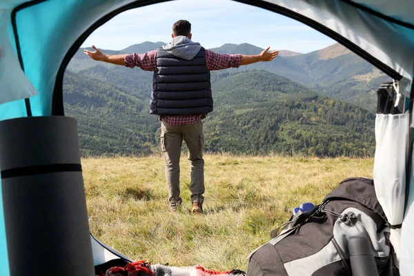 Человек Горах Солнечный День Вид Палатки Кемпинга — стоковое фото