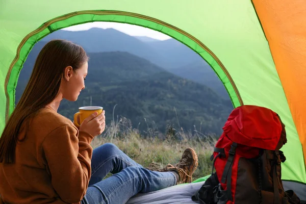 Giovane Donna Con Bevanda All Interno Della Tenda Campeggio Montagna — Foto Stock