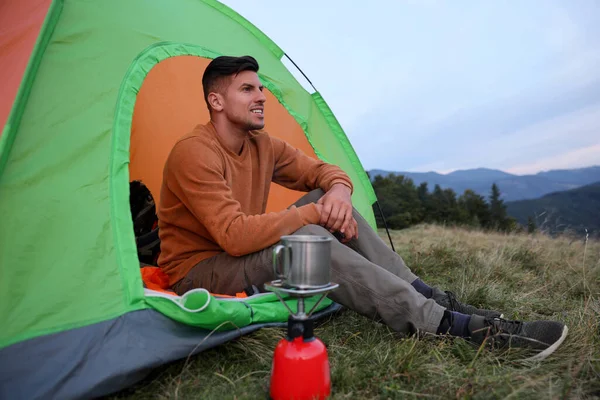 Uomo Godendo Paesaggio Montagna Tenda Campeggio — Foto Stock