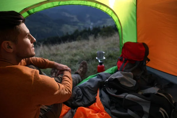 Uomo Dentro Tenda Campeggio Montagna — Foto Stock
