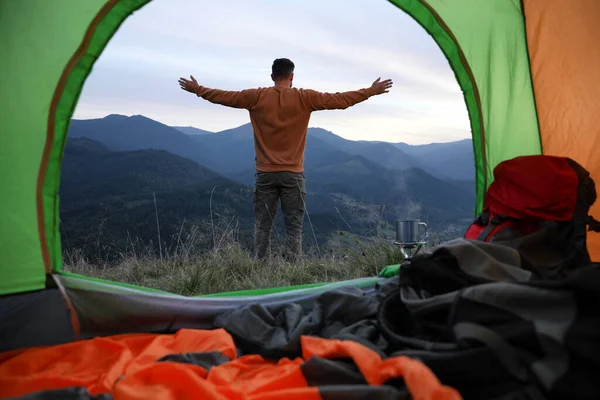 Homme Jouissant Paysage Montagne Vue Depuis Une Tente Camping — Photo