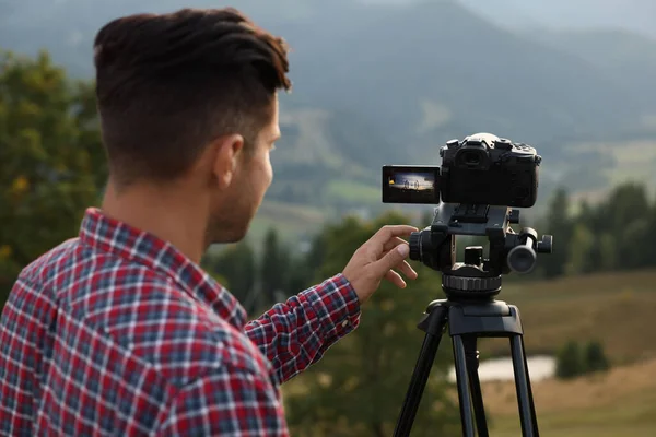 Homem Filmando Vídeo Com Câmera Moderna Tripé Livre — Fotografia de Stock