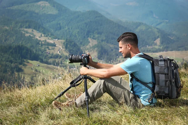 Hombre Tomando Fotos Del Paisaje Montaña Con Cámara Moderna Trípode — Foto de Stock
