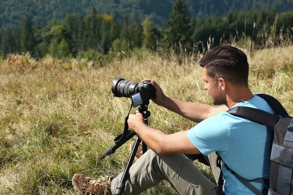 Uomo Scattare Foto Della Natura Con Fotocamera Moderna Treppiede All — Foto Stock