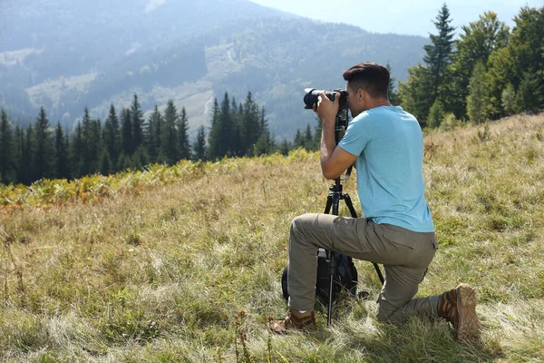 Homme Prenant Des Photos Paysage Montagne Avec Appareil Photo Moderne — Photo