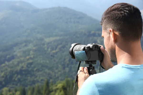 Uomo Fotografa Natura Con Una Macchina Fotografica Moderna Piedi All — Foto Stock