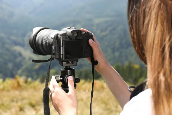 Frau Fotografiert Natur Mit Moderner Kamera Freien — Stockfoto