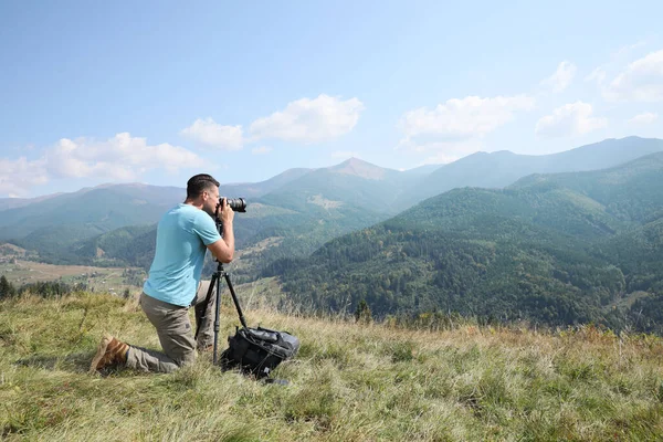 Fotografo Professionista Scattare Foto Con Fotocamera Moderna Montagna Spazio Testo — Foto Stock