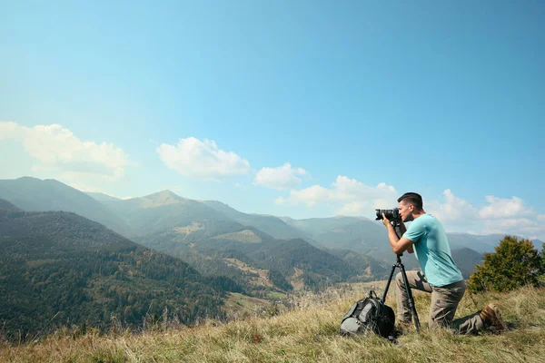 Fotógrafo Profesional Tomando Fotos Con Cámara Moderna Las Montañas Espacio — Foto de Stock