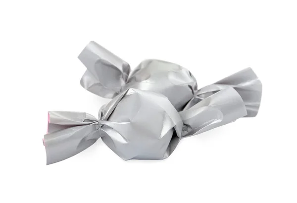 Leckere Bonbons Silbernen Verpackungen Isoliert Auf Weiß — Stockfoto