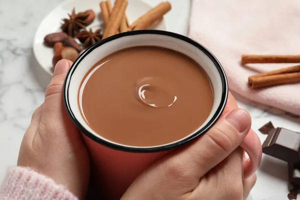 Frau Mit Becher Leckerer Heißer Schokolade Weißem Marmortisch Nahaufnahme — Stockfoto