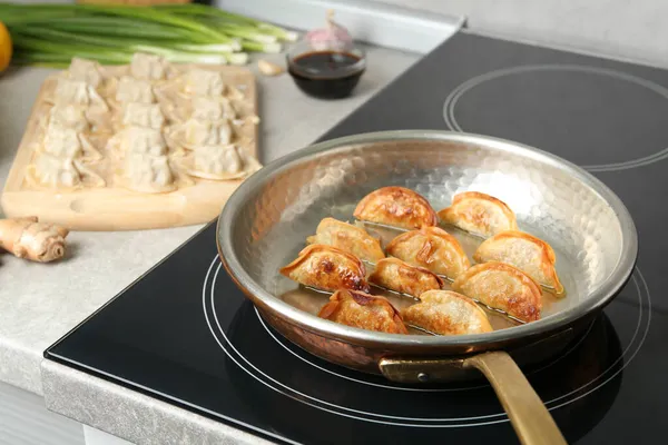 Cocinar Gyoza Sartén Con Aceite Caliente Cocina —  Fotos de Stock