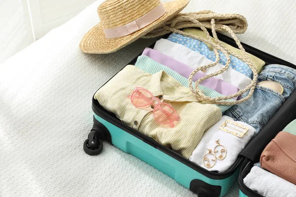 Offener Koffer Gepackt Für Reise Und Zubehör Bett — Stockfoto