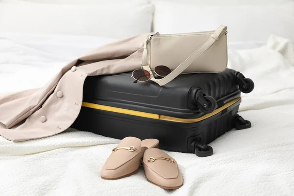 Валіза Упакована Поїздки Взуття Піджак Модні Аксесуари Ліжку Кімнаті — стокове фото