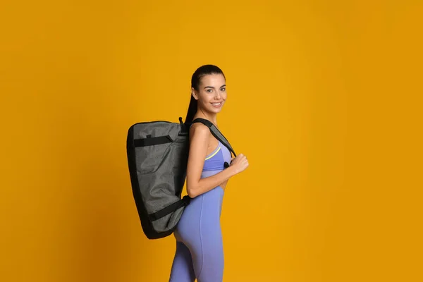 Hermosa Mujer Con Bolsa Deporte Sobre Fondo Amarillo — Foto de Stock