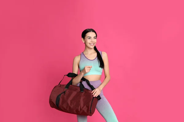 Hermosa Mujer Con Bolsa Deporte Sobre Fondo Rosa —  Fotos de Stock