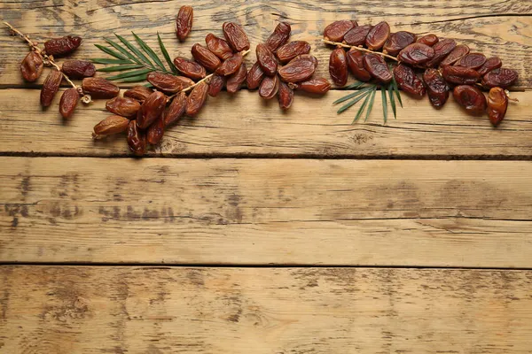 Ramas Dátiles Secos Dulces Con Hojas Verdes Sobre Mesa Madera —  Fotos de Stock